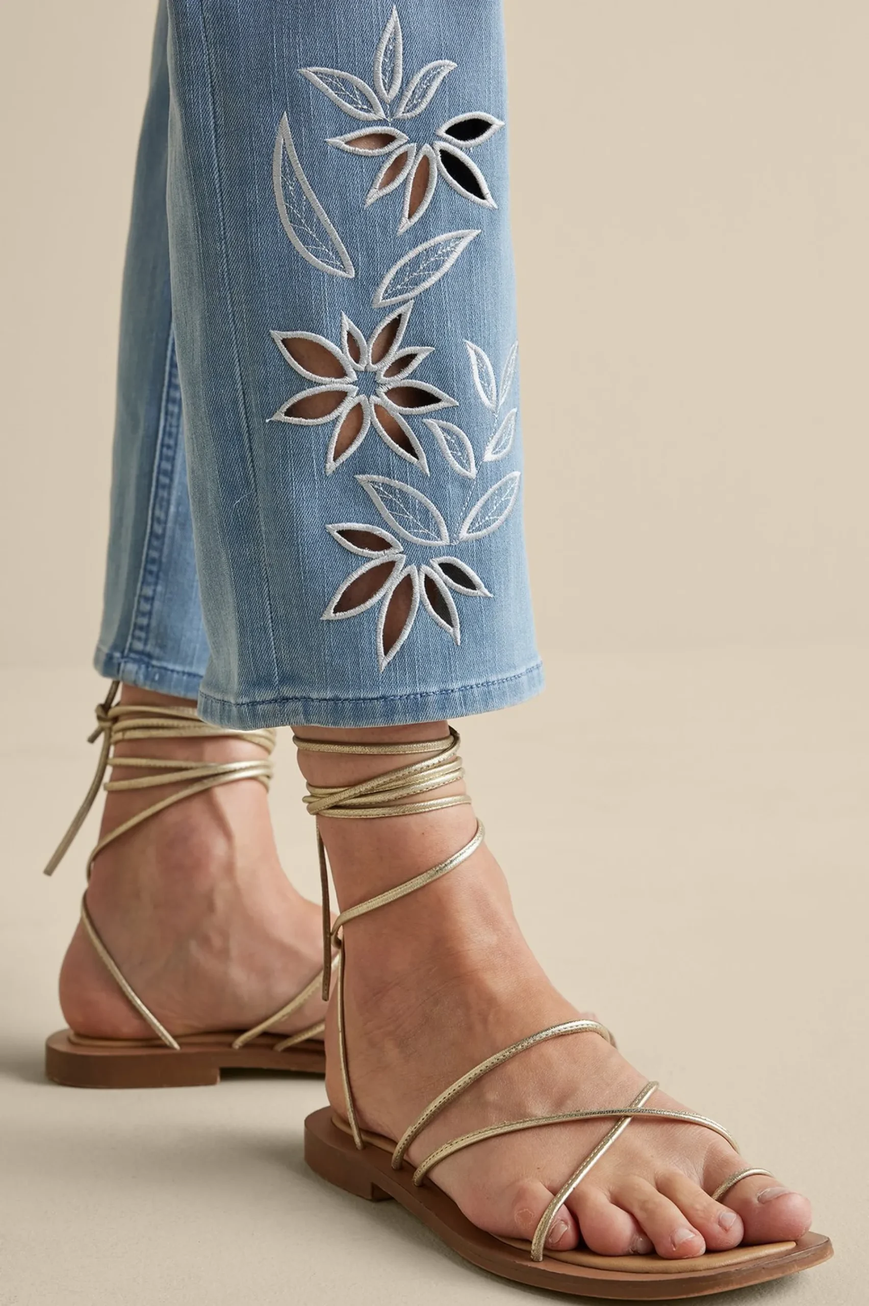 gail_cropped_jeans_2.webp Feminine Flourish | Into The Blues-Soft Surroundings Gail Cropped Jeans Blue Mist Wash